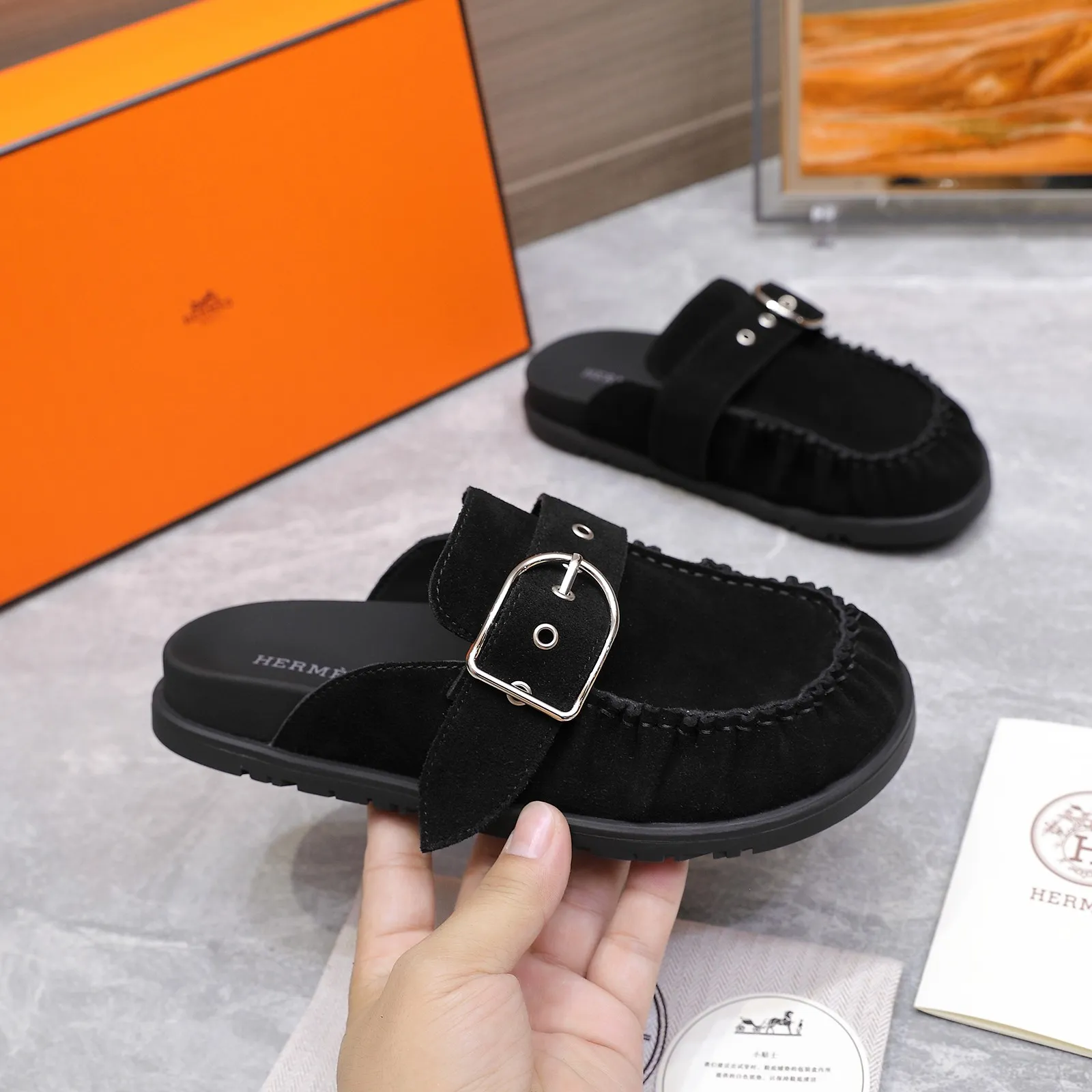 💕💕Factory direct selling price p520💕💕 Men's size +10 ⚡Couple model HERMES 25/Spring and summer latest cute Muller half-flop Birkenstock toe slippers Summer really needs versatile slippers, they look good no matter how you match them, casual and high-end feeling The comfort is also great, paired with various colorful socks, it is trendy ✔️Fabric: imported suede ✔️Inner lining: Sheepskin lining ✔️Outsole: Tpu non-slip and wear-resistant outsole ✔️Size: #35-45 (40 for women and 45 for men, no return or exchange)